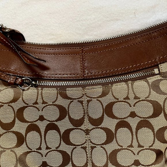 🎉Purse Sale🎉 Coach Shoulder Purse/Bag w/Front Zipper Pocket - Picture 5 of 7